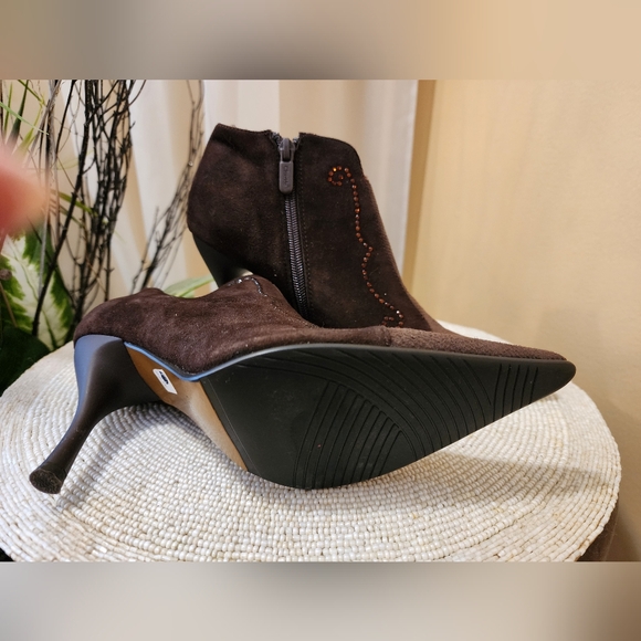 NWT.Luxury clodilde made in italy Leather ankle boots.Size 34. USA 6 - Picture 5 of 9